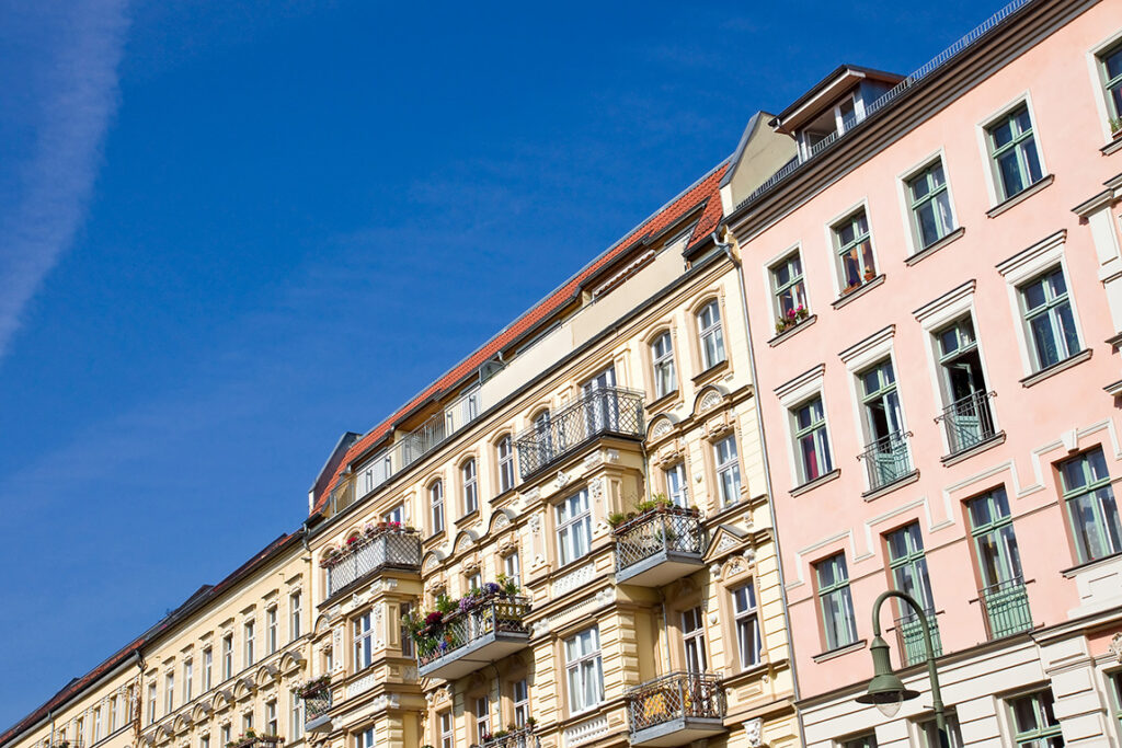 Alte Mehrfamilienhäuser mit heller, Fassade und Balkonen